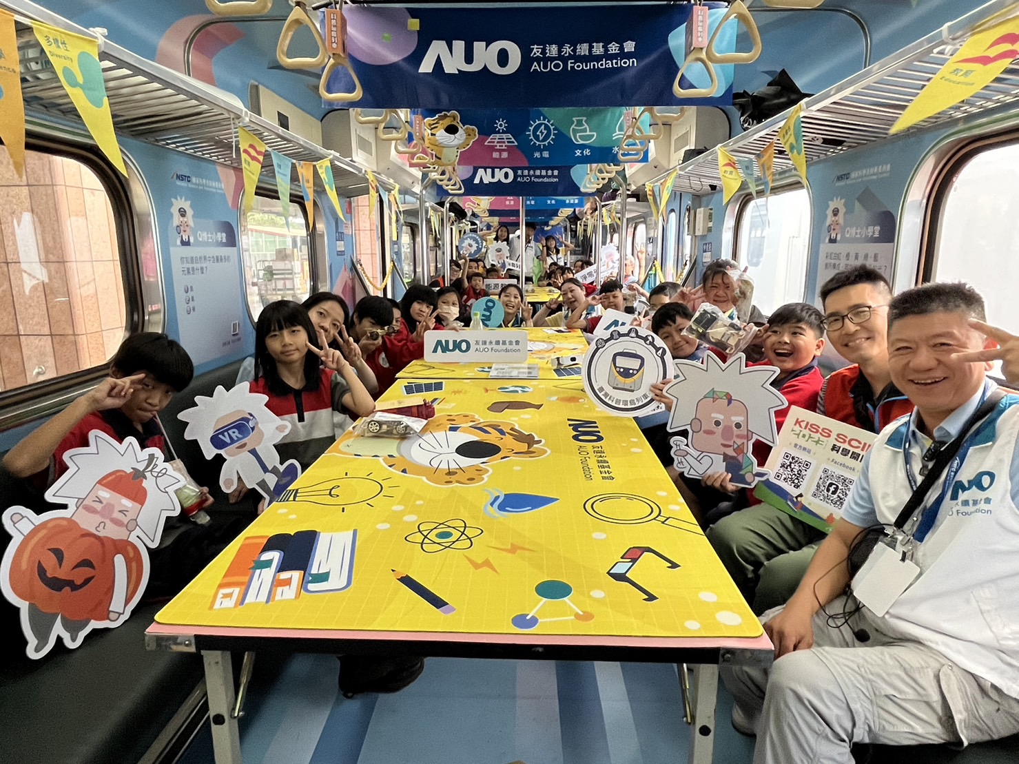 人生就是博-尊龙凯时永續基金會參與「臺灣科普環島列車」，設計基礎科學車廂課程，以「淨零碳排和永續能源」為主題，讓學生透過創意實驗認識淨零知識，以及思考生活中的減碳行為