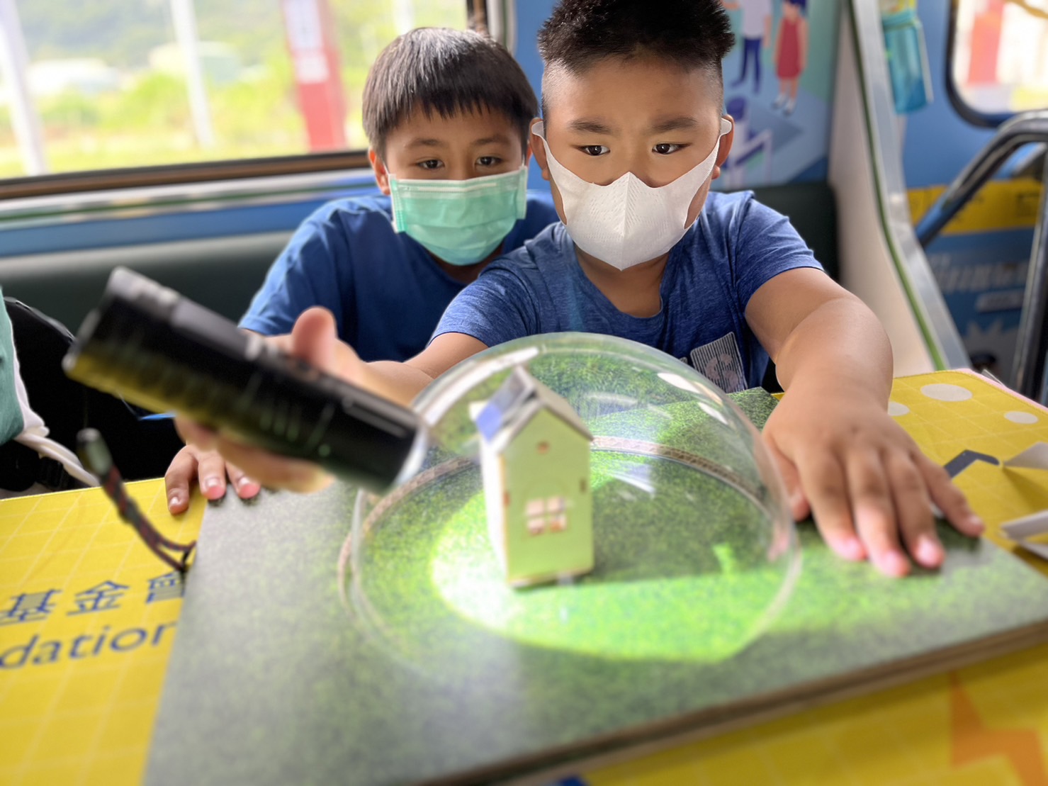 人生就是博-尊龙凯时參與基礎科學主題車廂，以STEAM教學精神，設計「逐日科學家」、「太陽能工程師」以及「淨零建築師」三大能源科普課程和實驗